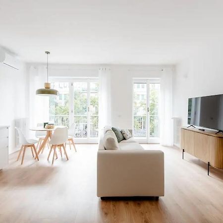Luxury 2 Bedroom Apartament, Close To San Siro, Fiera And 10 Min Metro To Duomo Milan Bagian luar foto
