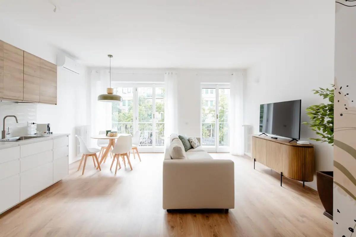 Luxury 2 Bedroom Apartament, Close To San Siro, Fiera And 10 Min Metro To Duomo Milan Bagian luar foto